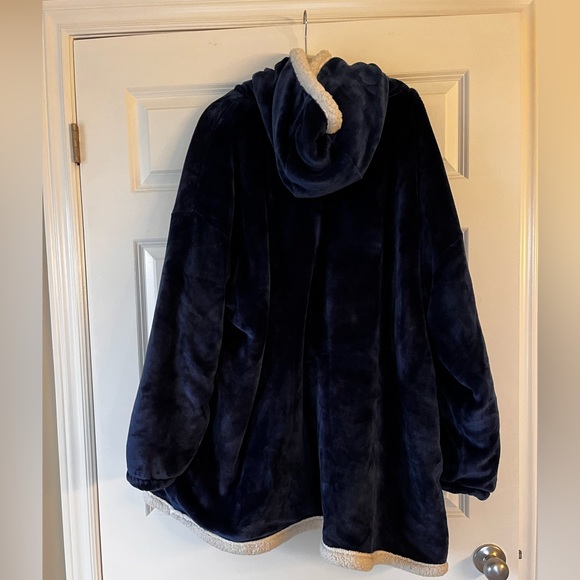 Oversized sweater blanket. (Oodie) - Picture 2 of 4